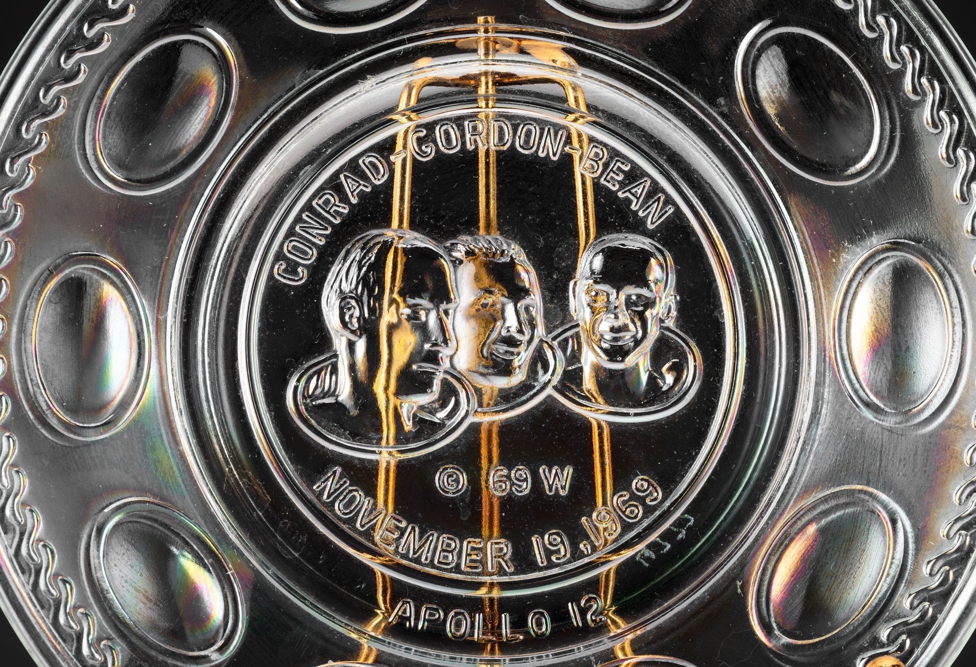 Тарелка декоративная "Аполлон-12, 19 ноября 1969 года", Whеаtоn Glаss по заказу НАСА, стекло, пресс, ирризация, США, 1969-1970 гг.