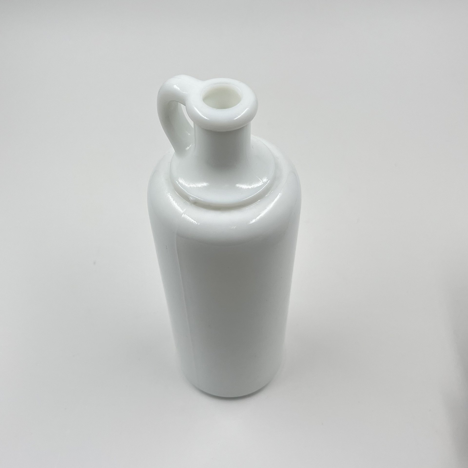Бутылка из молочного стекла, цветное стекло, Чехословакия, 1980-1990 гг.