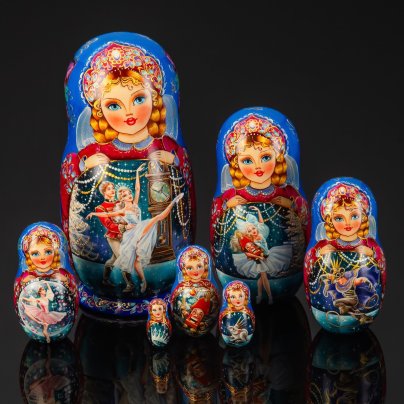 Матрешка "Русский балет. Щелкунчик" (7 мест), автор росписи С.А. Лонченкова, дерево, лак, роспись, золочение, Российская Федерация, 2025 г.