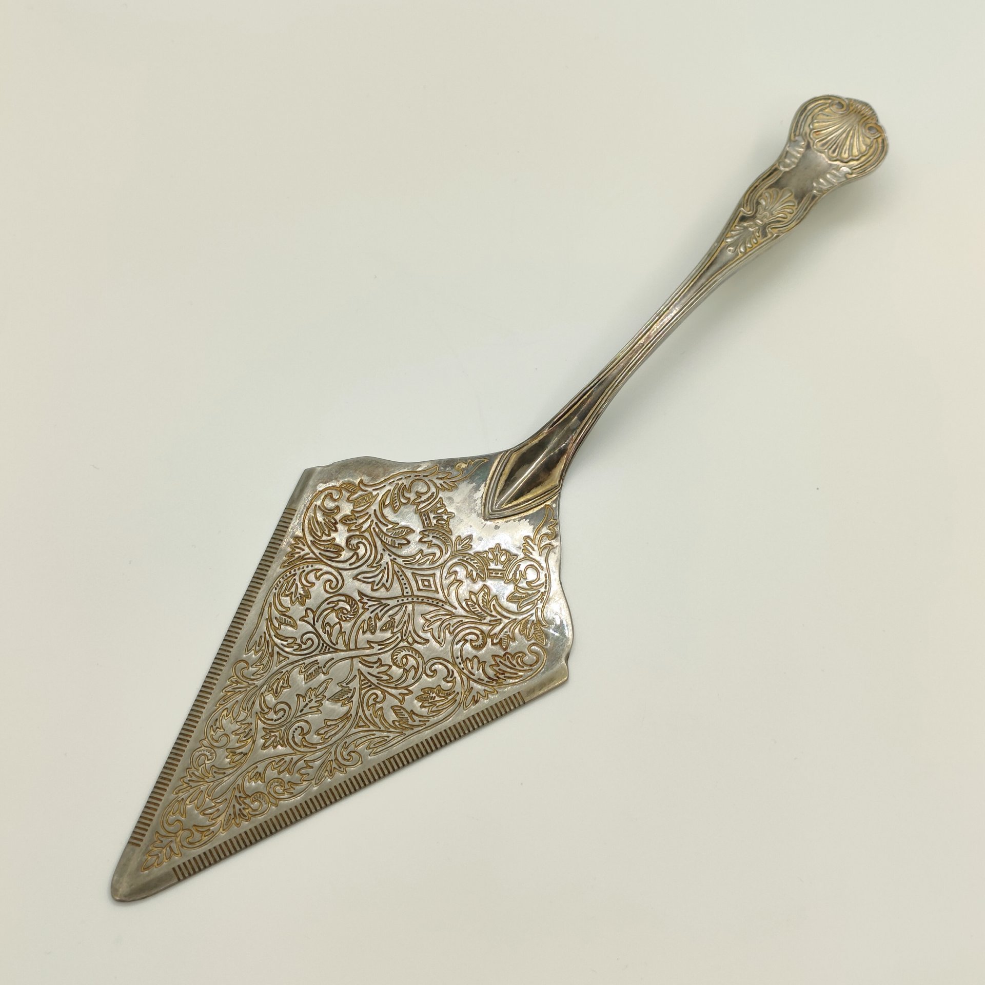 Лопатка для торта, украшенная растительным декором