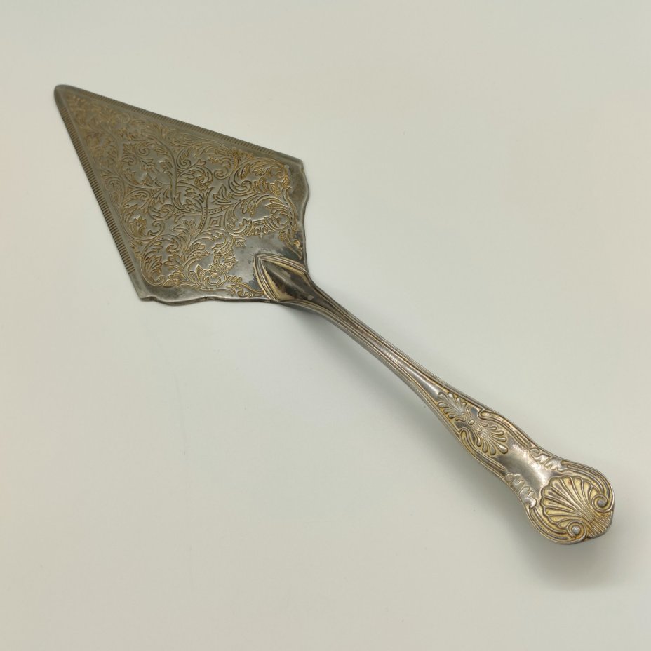 Лопатка для торта, украшенная растительным декором