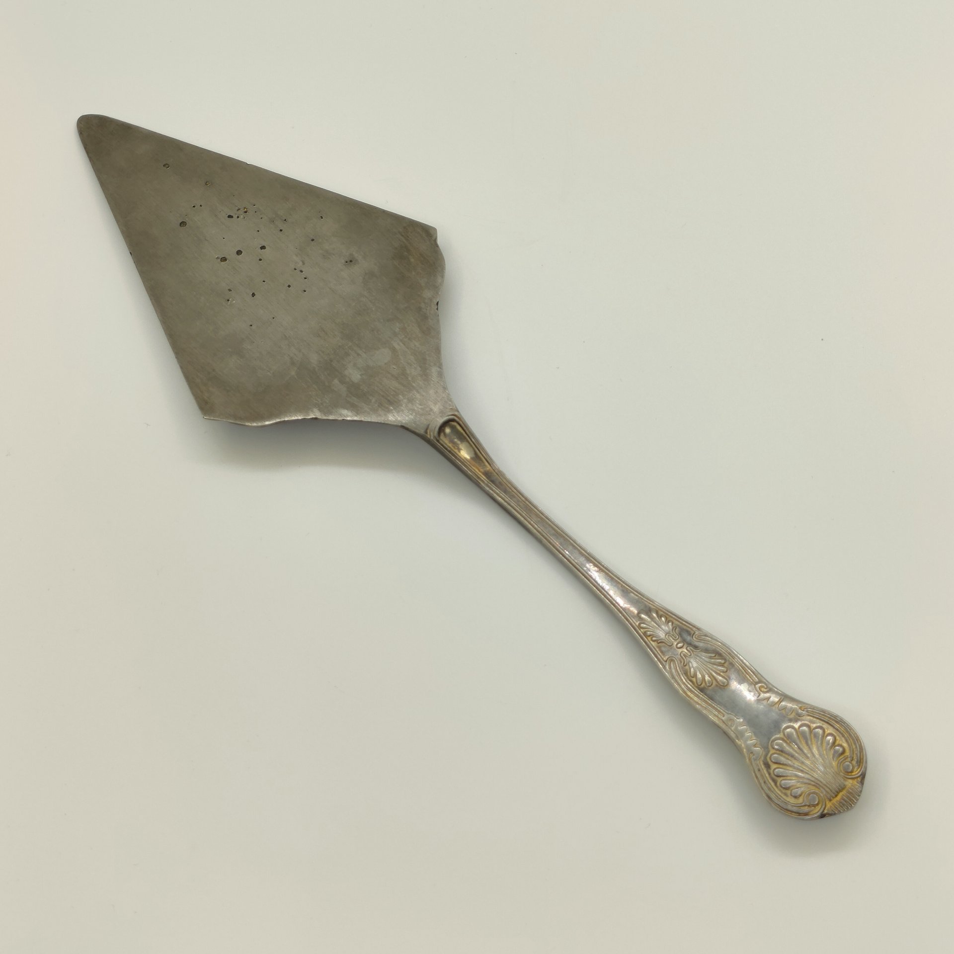 Лопатка для торта, украшенная растительным декором