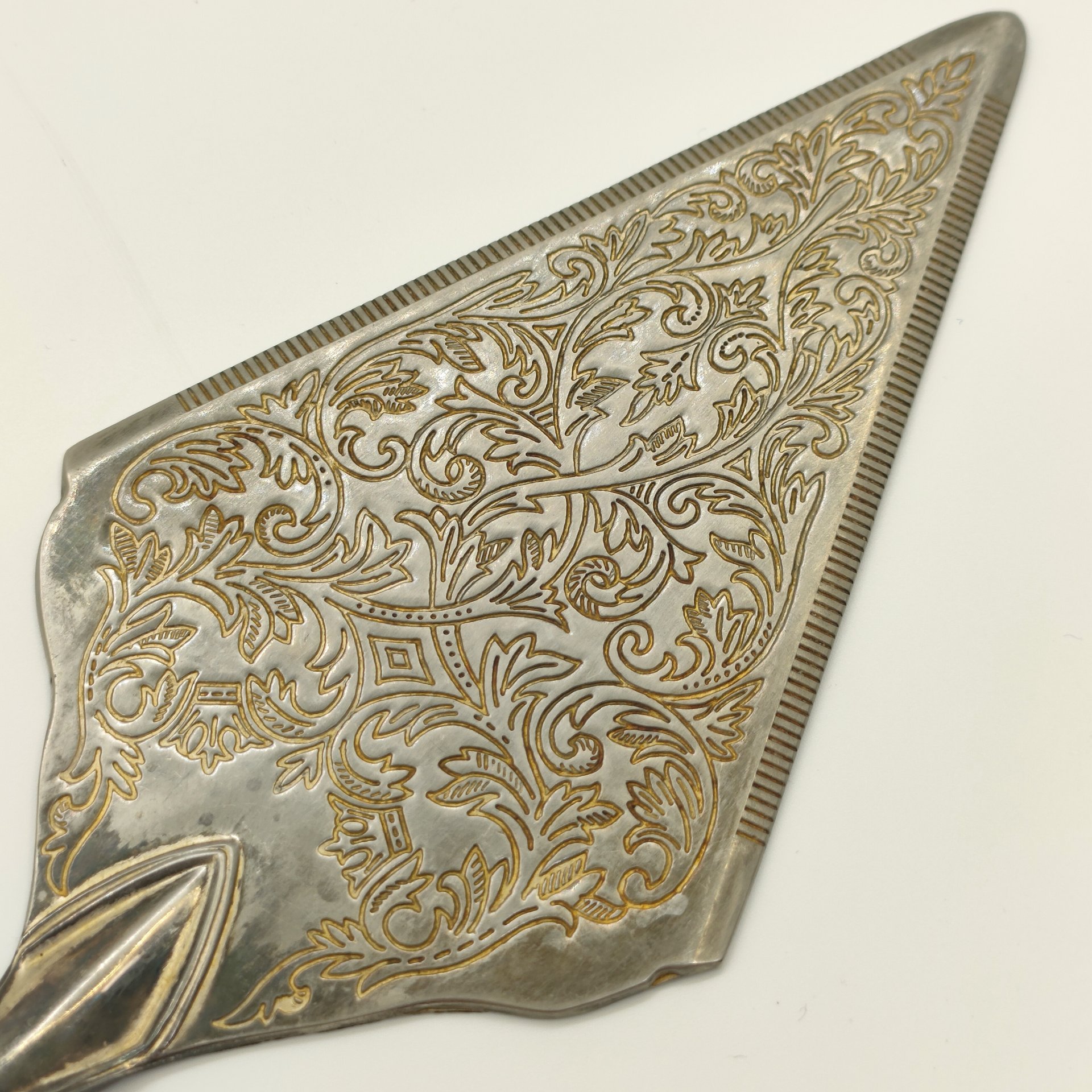 Лопатка для торта, украшенная растительным декором