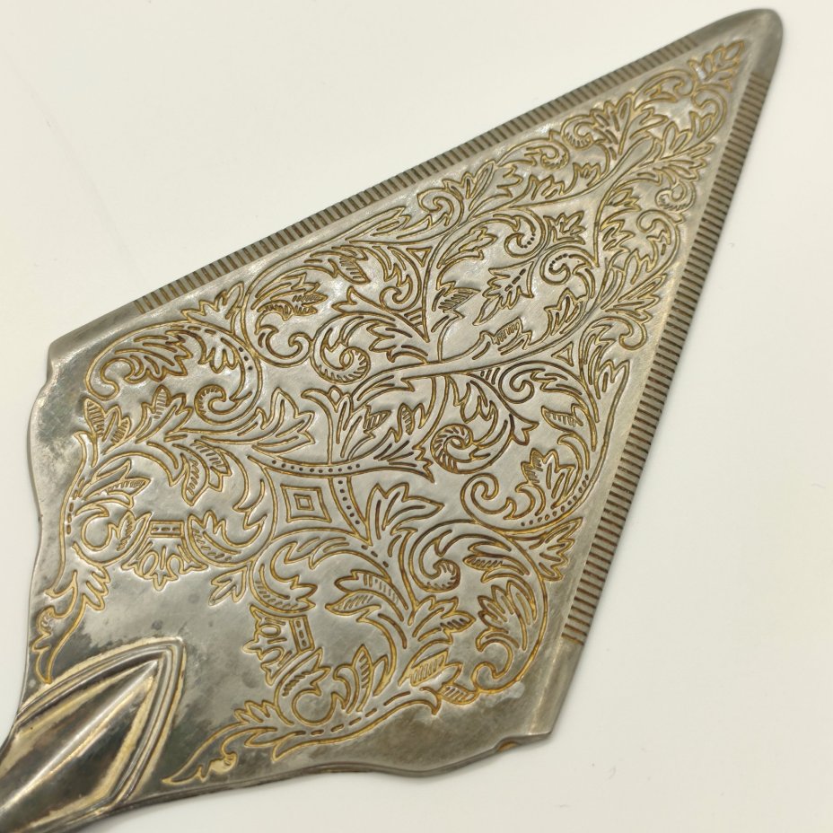 Лопатка для торта, украшенная растительным декором