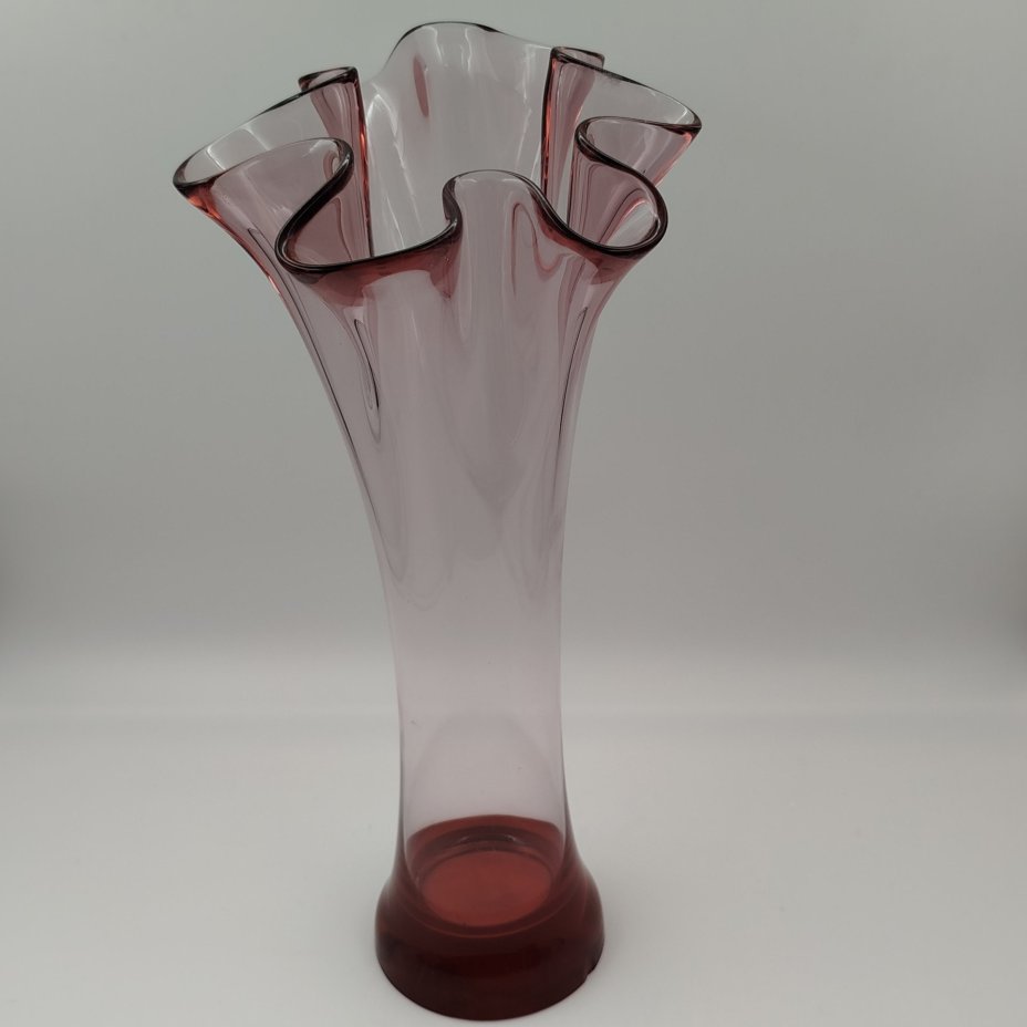 Ваза розоватого оттенка с волнистым краем (большая), Ливанский стекольный завод (Līvānu stikla fabrikа), цветное стекло, СССР, 1960-1980 гг.