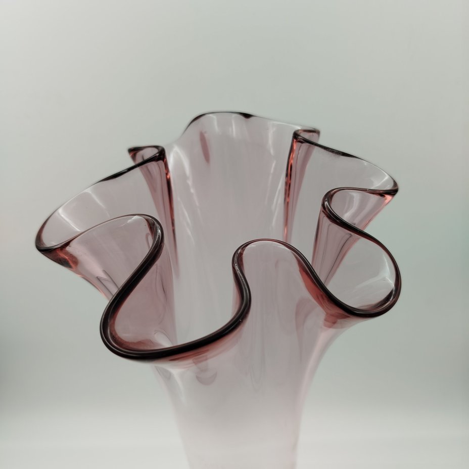 Ваза розоватого оттенка с волнистым краем (большая), Ливанский стекольный завод (Līvānu stikla fabrikа)