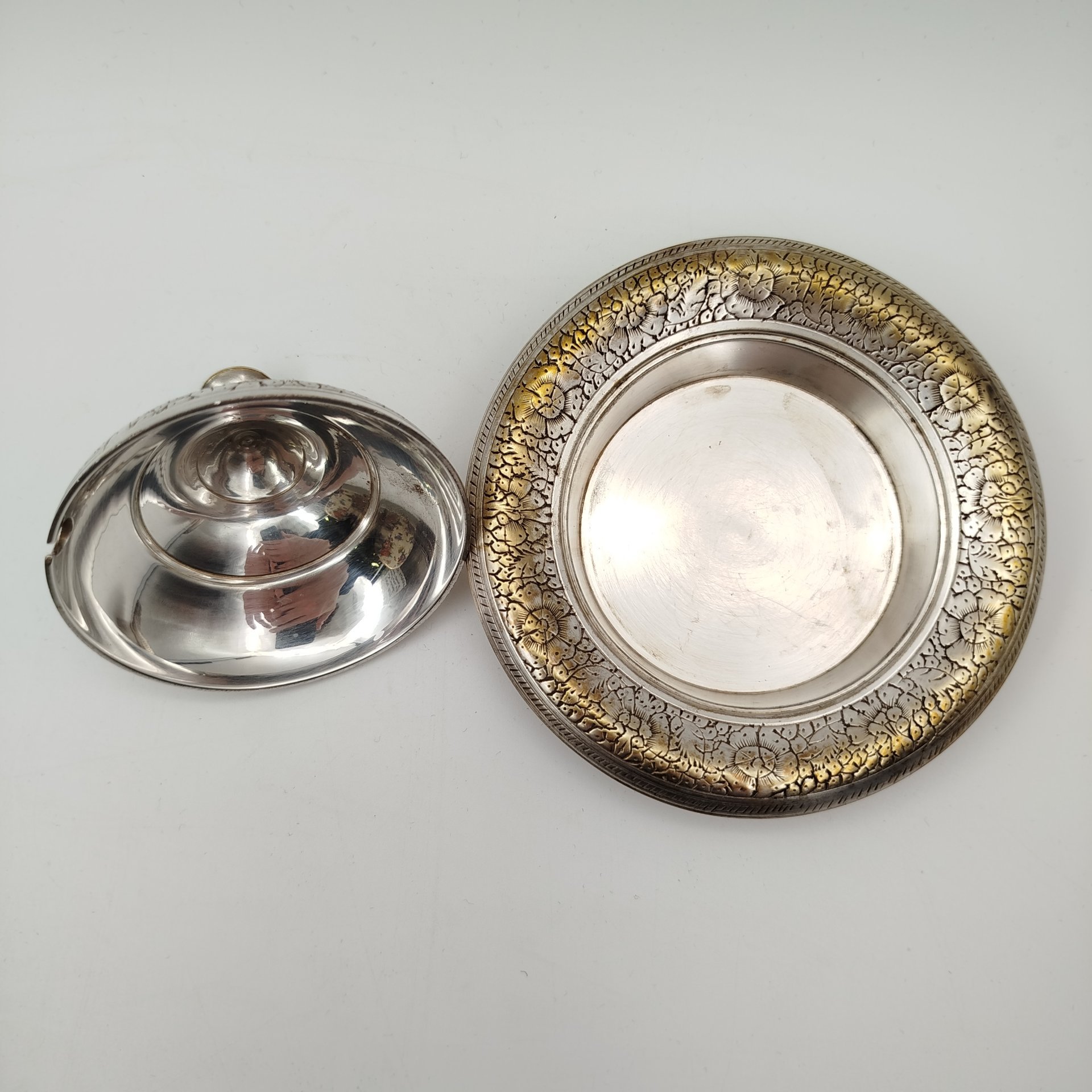 Маслёнка в восточным стиле с флоральным декором, металл, гравировка, Индия, 1970-1990 гг.