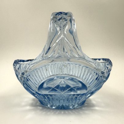 Конфетница в виде корзинки с резным декором, стекло, пресс, СССР, 1960-1980 гг.