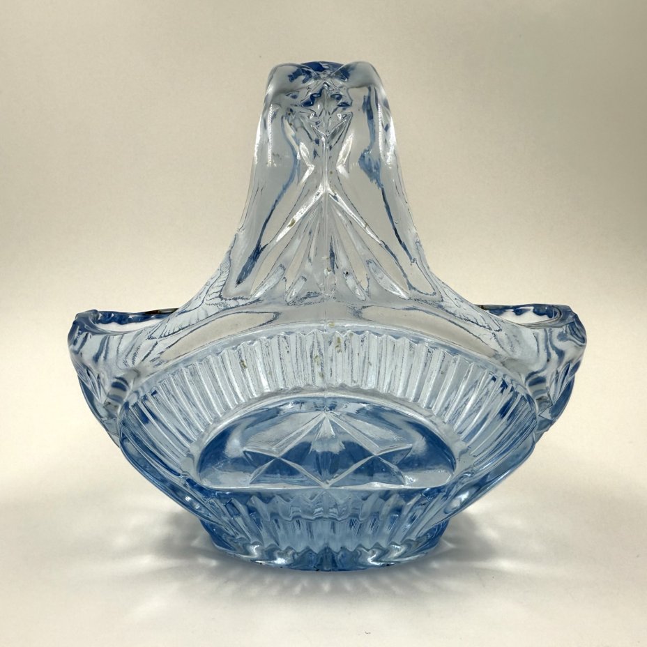 Конфетница в виде корзинки с резным декором, стекло, пресс, СССР, 1960-1980 гг.