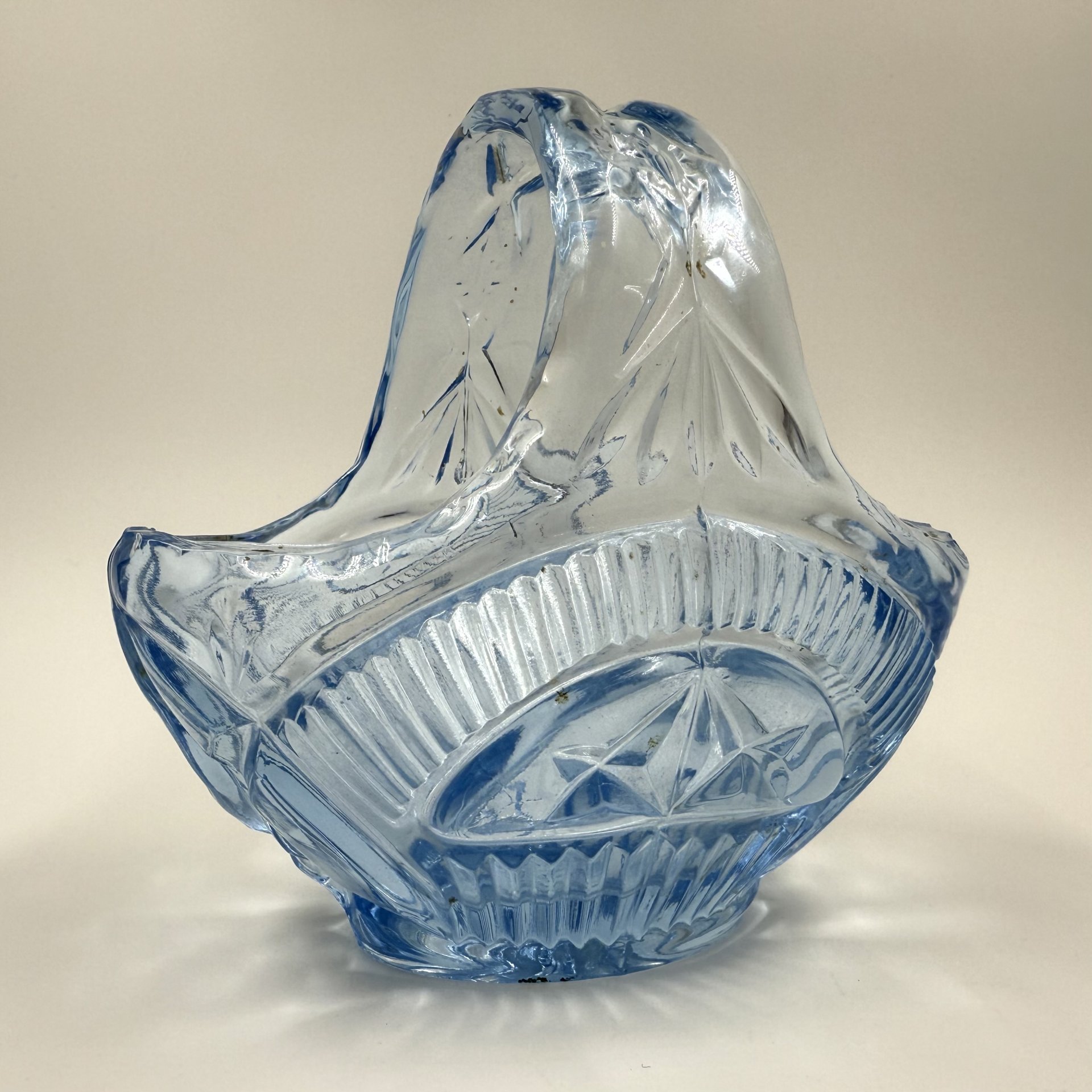 Конфетница в виде корзинки с резным декором, стекло, пресс, СССР, 1960-1980 гг.