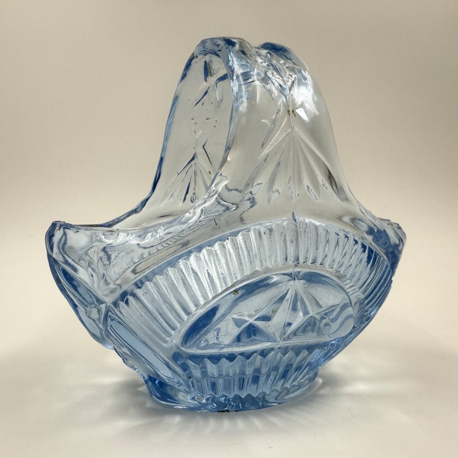 Конфетница в виде корзинки с резным декором, стекло, пресс, СССР, 1960-1980 гг.