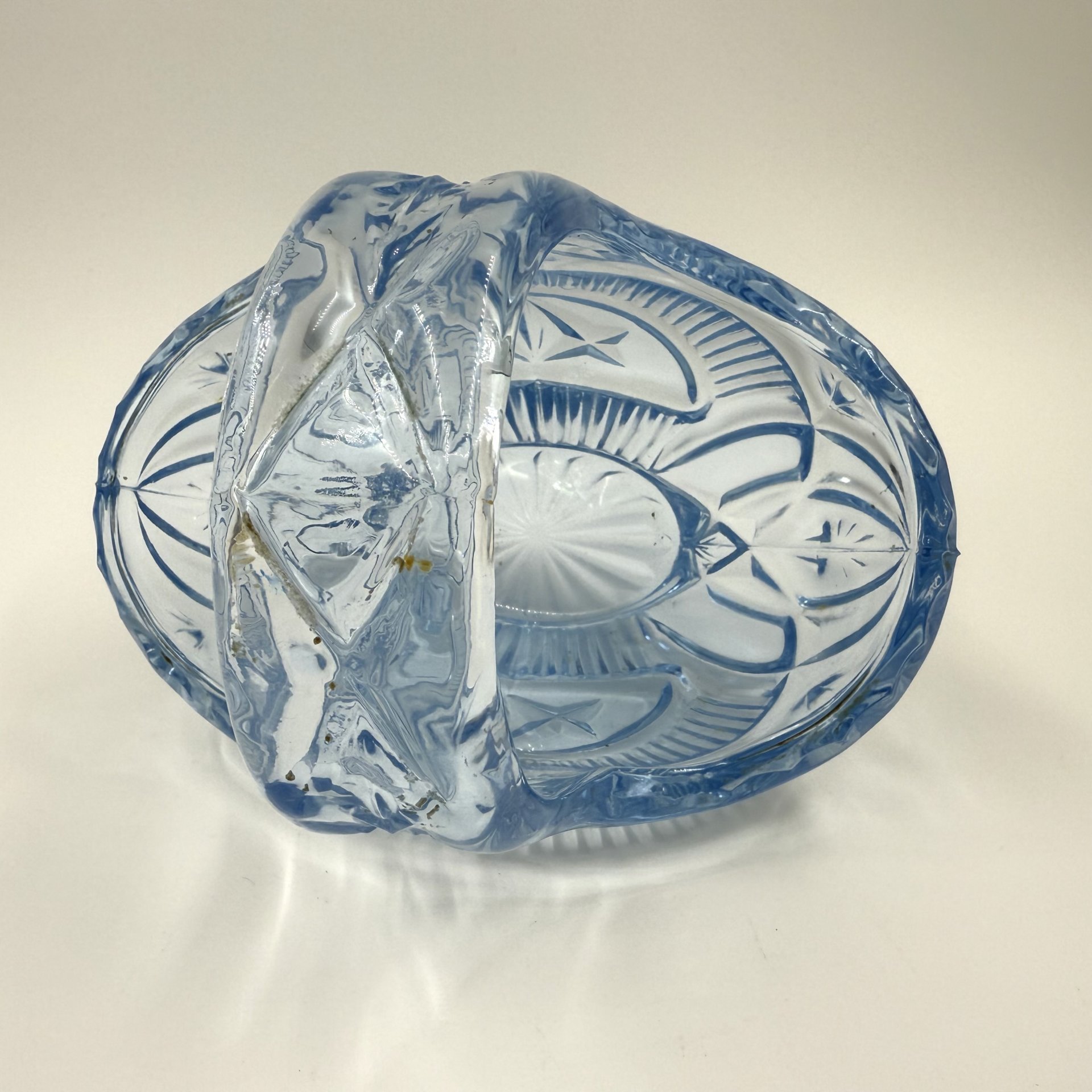 Конфетница в виде корзинки с резным декором, стекло, пресс, СССР, 1960-1980 гг.