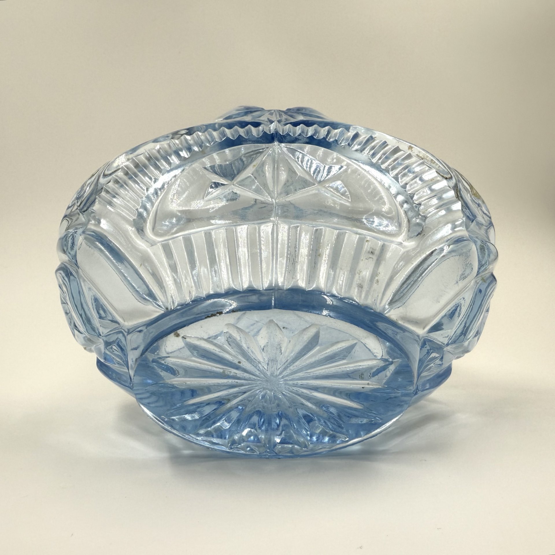 Конфетница в виде корзинки с резным декором, стекло, пресс, СССР, 1960-1980 гг.