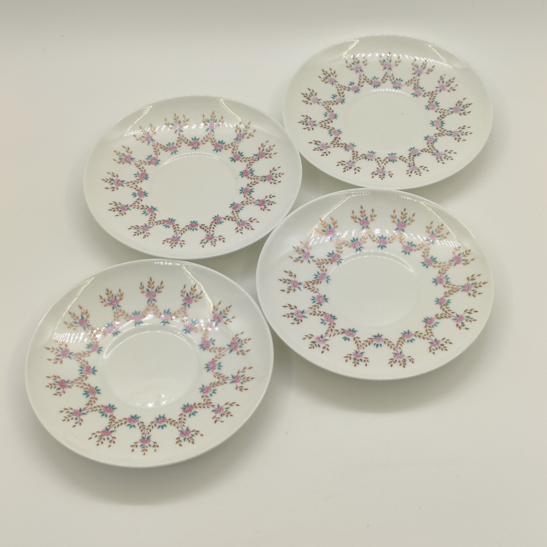 Набор из 4-х блюдец с декором в виде гирлянд, фарфор, деколь, Ленинградский фарфоровый завод (ЛФЗ), СССР, 1970-1991 гг.