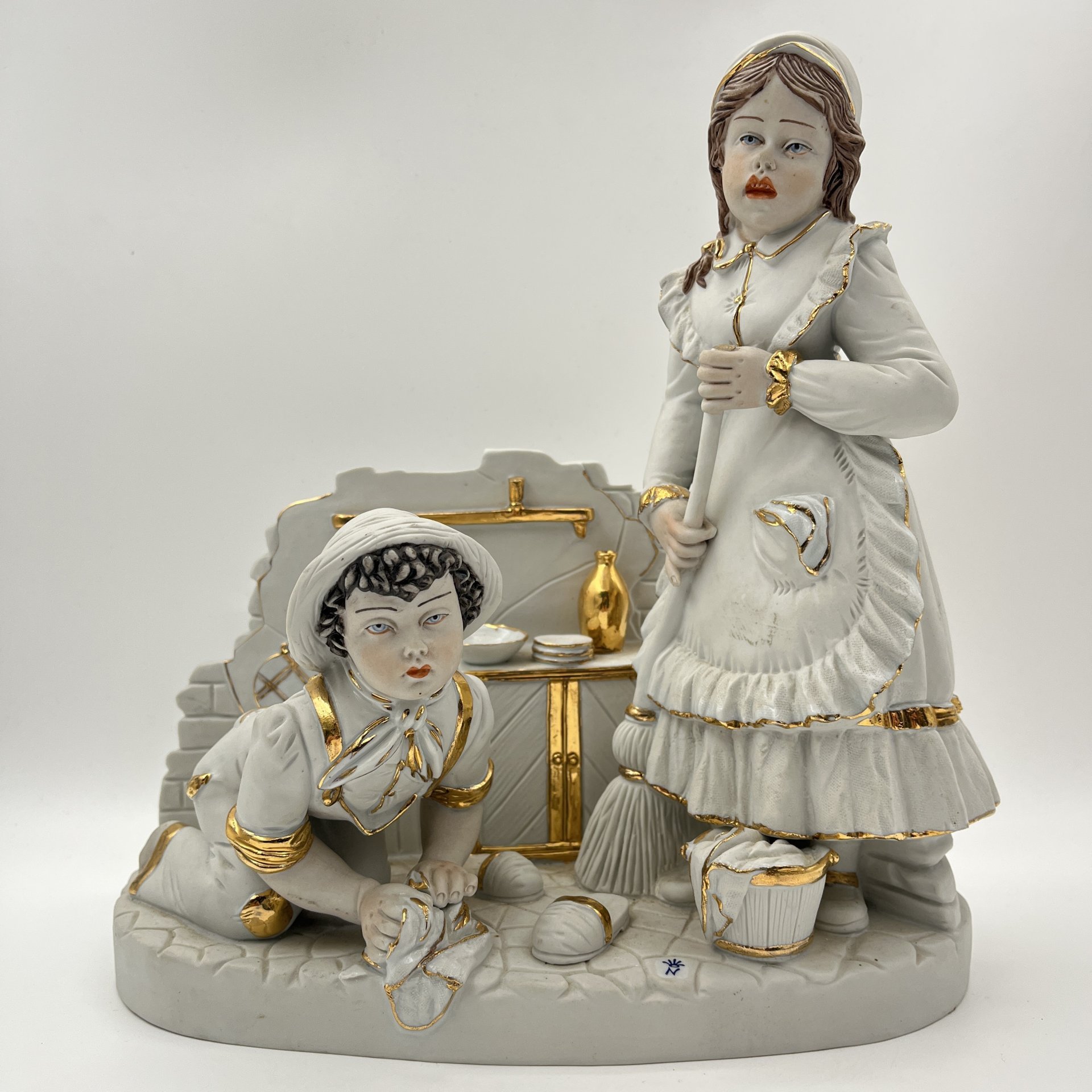Статуэтка "Дети за уборкой", бисквит, роспись, золочениие, Италия, 1980-2000 гг.