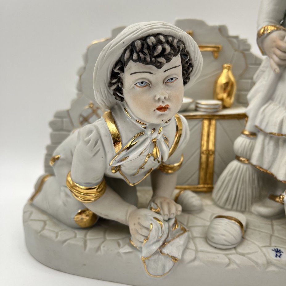 Статуэтка "Дети за уборкой"