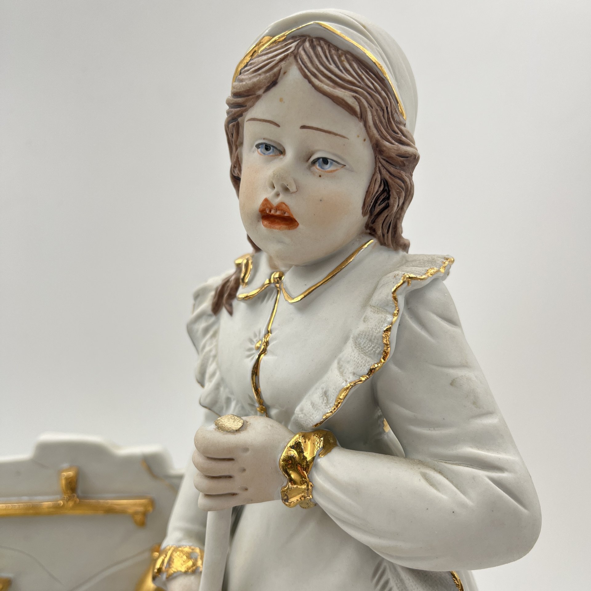 Статуэтка "Дети за уборкой", бисквит, роспись, золочениие, Италия, 1980-2000 гг.