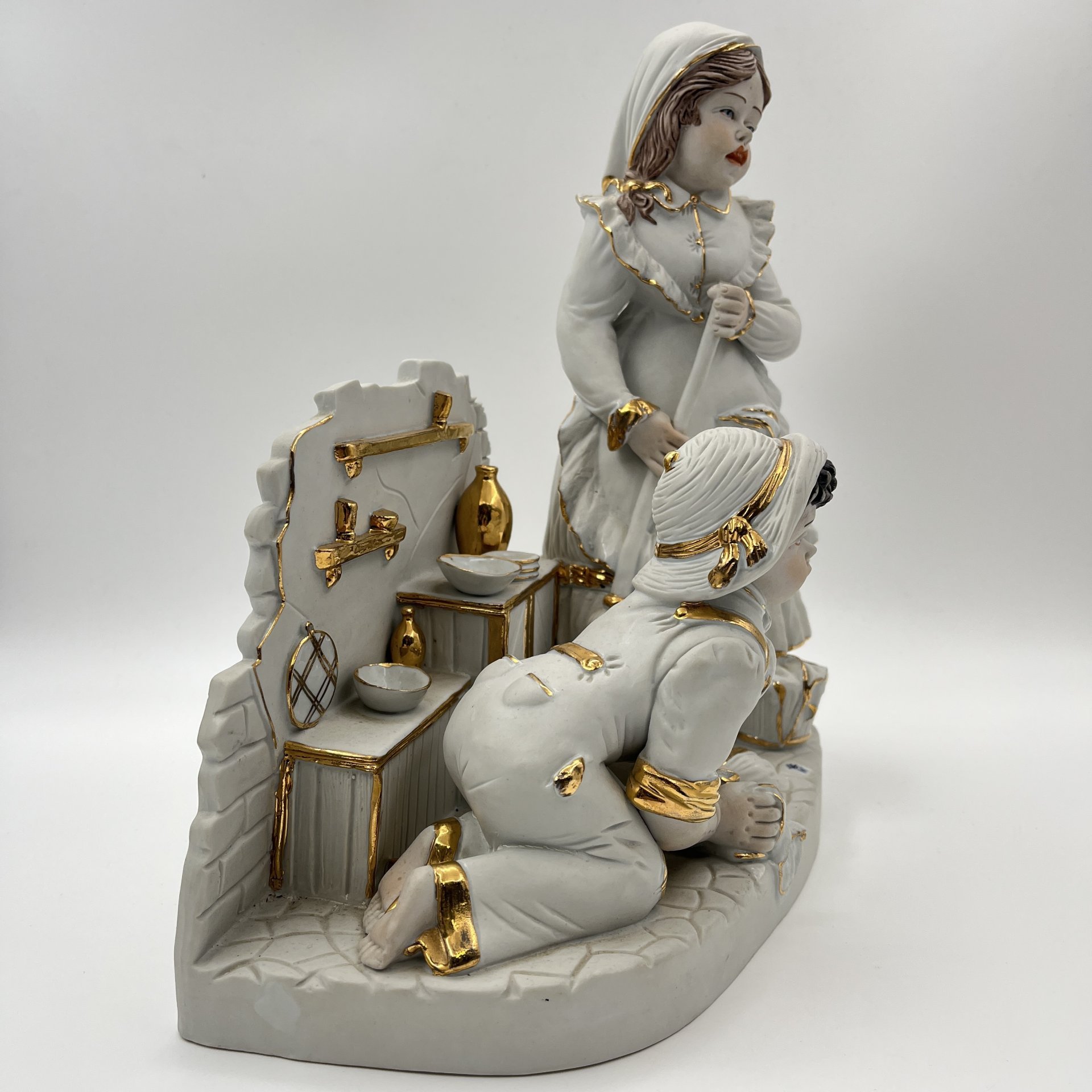 Статуэтка "Дети за уборкой", бисквит, роспись, золочениие, Италия, 1980-2000 гг.