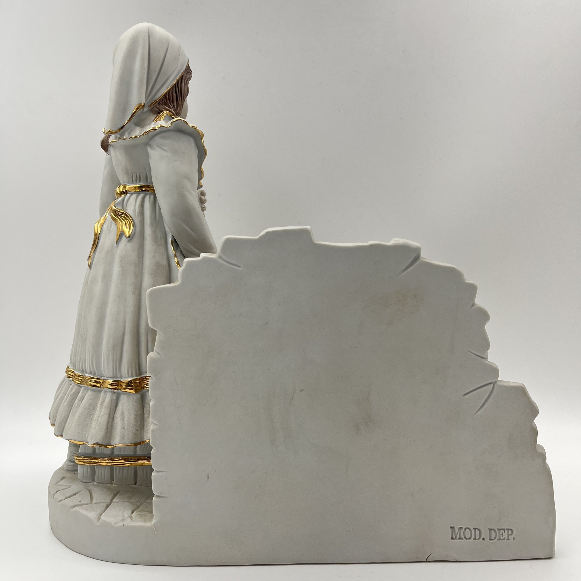 Статуэтка "Дети за уборкой", бисквит, роспись, золочениие, Италия, 1980-2000 гг.