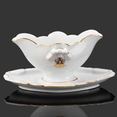 Соусник на подставке, украшенный золотистым кантиком и владельческой монограммой в виде буквы "А" и дважды зеркально повторяющейся буквы "Р", фарфор, золочение, Фарфоровый завод братьев Корниловых, Российская империя, 1884-1917 гг.