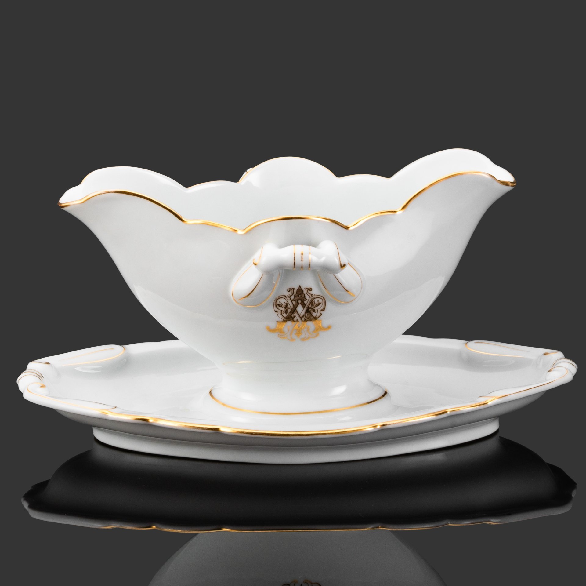 Соусник на подставке, украшенный золотистым кантиком и владельческой монограммой в виде буквы "А" и дважды зеркально повторяющейся буквы "Р", фарфор, золочение, Фарфоровый завод братьев Корниловых, Российская империя, 1884-1917 гг.
