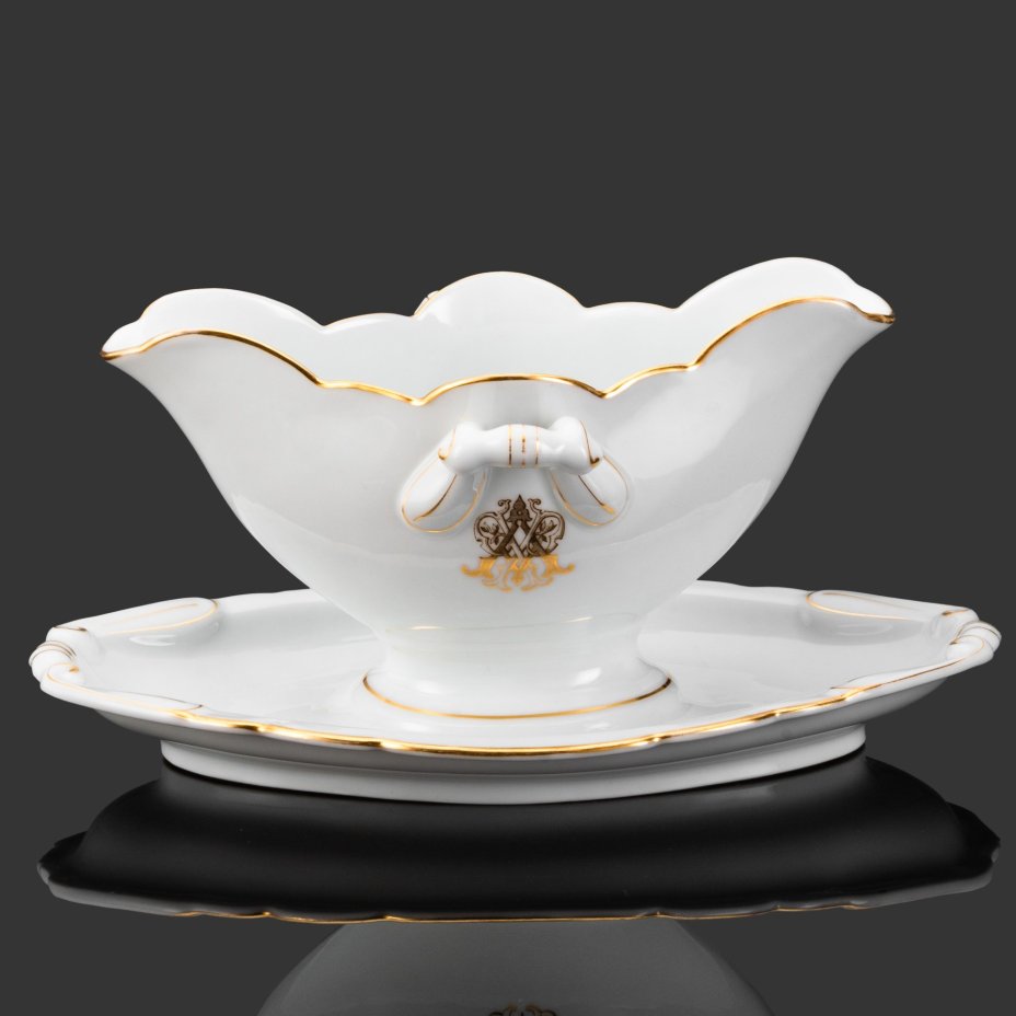 Соусник на подставке, украшенный золотистым кантиком и владельческой монограммой в виде буквы "А" и дважды зеркально повторяющейся буквы "Р", фарфор, золочение, Фарфоровый завод братьев Корниловых, Российская империя, 1884-1917 гг.