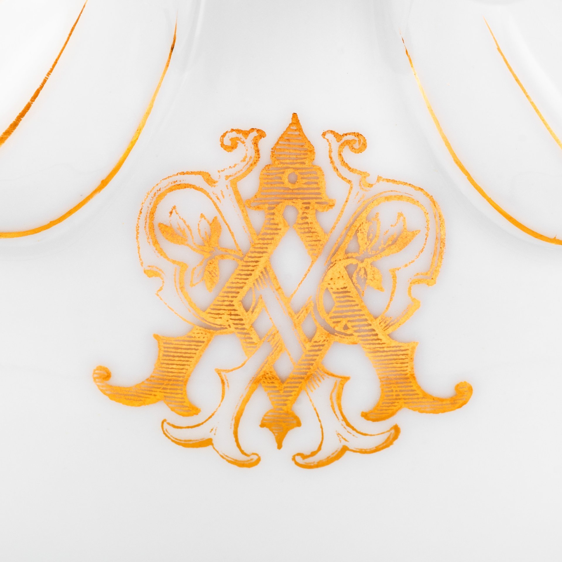 Соусник на подставке, украшенный золотистым кантиком и владельческой монограммой в виде буквы "А" и дважды зеркально повторяющейся буквы "Р", фарфор, золочение, Фарфоровый завод братьев Корниловых, Российская империя, 1884-1917 гг.