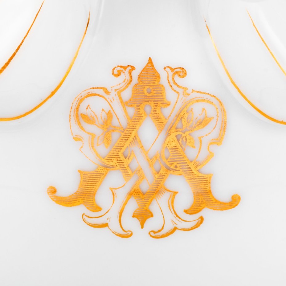 Соусник на подставке, украшенный золотистым кантиком и владельческой монограммой в виде буквы "А" и дважды зеркально повторяющейся буквы "Р", фарфор, золочение, Фарфоровый завод братьев Корниловых, Российская империя, 1884-1917 гг.