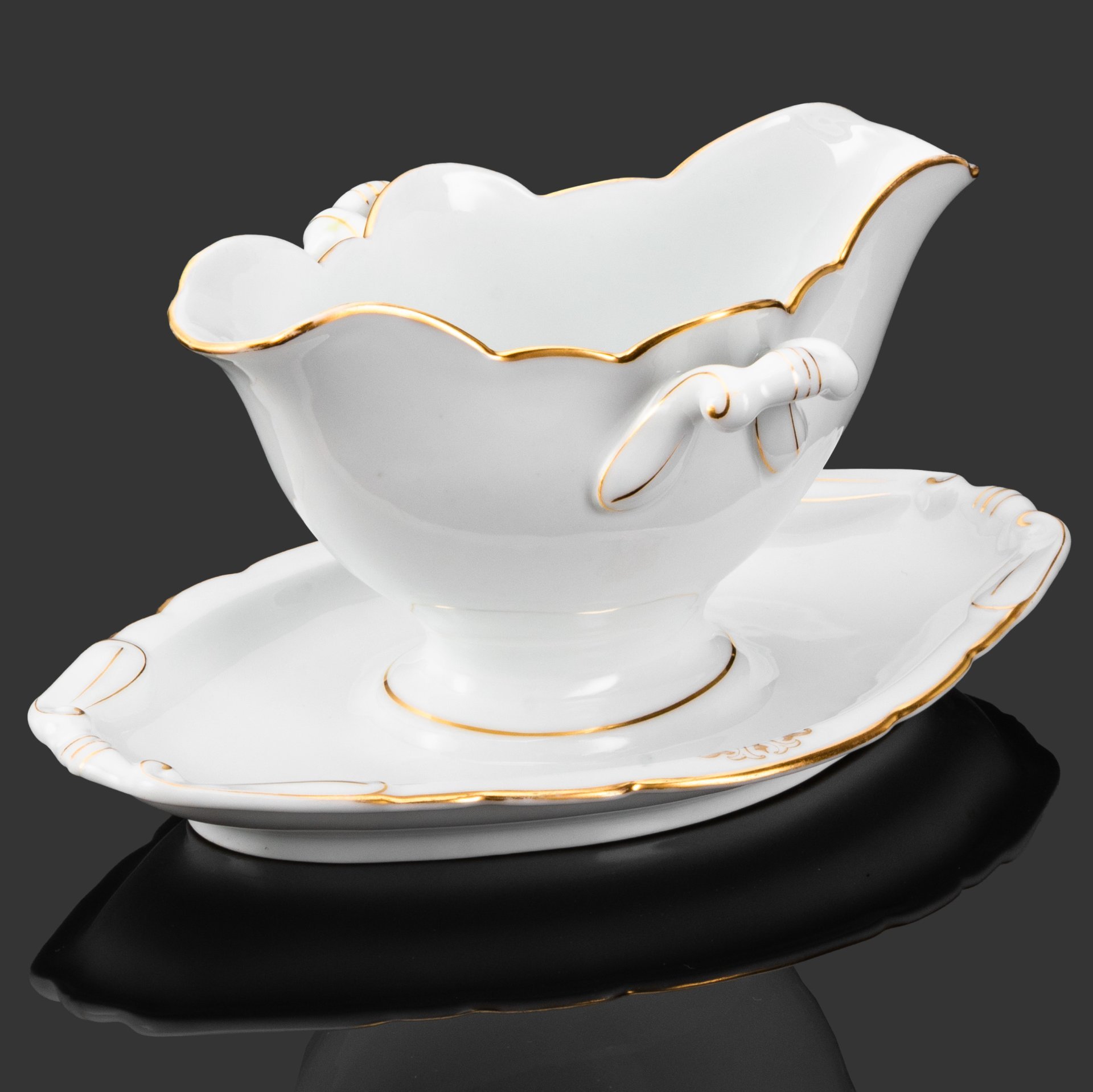 Соусник на подставке, украшенный золотистым кантиком и владельческой монограммой в виде буквы "А" и дважды зеркально повторяющейся буквы "Р", фарфор, золочение, Фарфоровый завод братьев Корниловых, Российская империя, 1884-1917 гг.