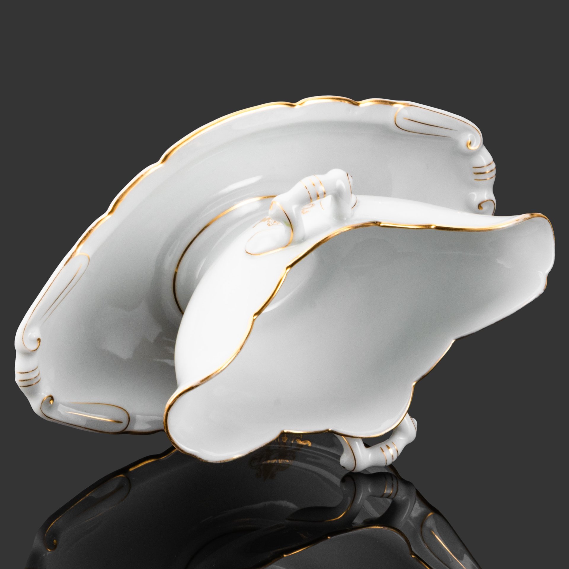 Соусник на подставке, украшенный золотистым кантиком и владельческой монограммой в виде буквы "А" и дважды зеркально повторяющейся буквы "Р", фарфор, золочение, Фарфоровый завод братьев Корниловых, Российская империя, 1884-1917 гг.