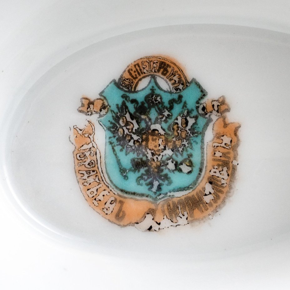 Соусник на подставке, украшенный золотистым кантиком и владельческой монограммой в виде буквы "А" и дважды зеркально повторяющейся буквы "Р", фарфор, золочение, Фарфоровый завод братьев Корниловых, Российская империя, 1884-1917 гг.