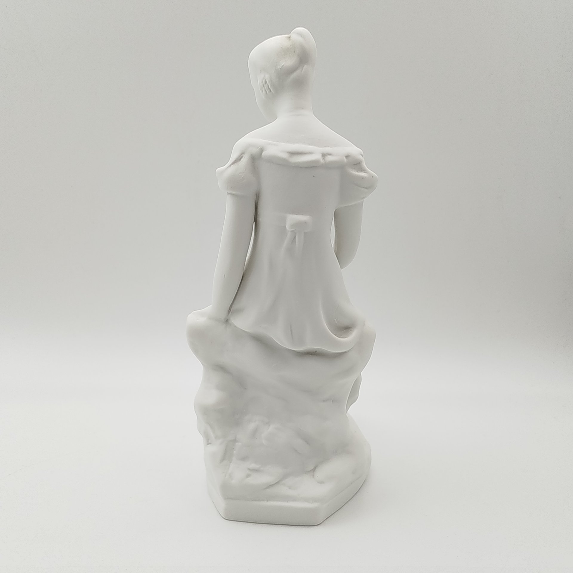 Статуэтка "Татьяна Ларина", скульптор Цепелев М. И., Дмитровский фарфоровый завод (ДФЗ Вербилки)