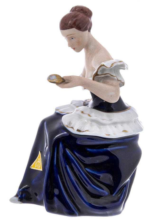 Статуэтка "Девушка с зеркалом", фарфор, мануфактура "Royal Dux", Чехия, 1990-1993 гг., Royal Dux
