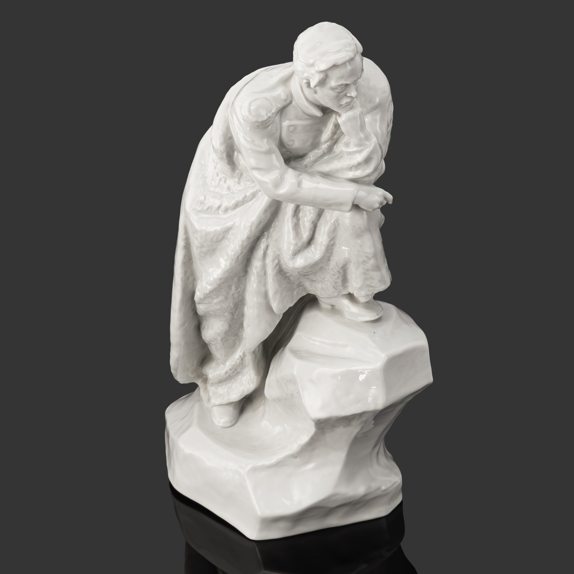 Скульптура "Лермонтов на скале", скульптор Л.Н. Барбаш, фарфор, Ленинградский фарфоровый завод (ЛФЗ), СССР, 1960-1970 гг.