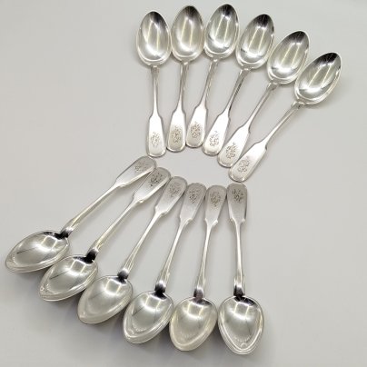 Набор из двенадцати десертных ложек с монограммами на черенках, металл, серебрение, Fraget (Фабрика серебряных и плакированных изделий Иосифа Фраже), Царство Польское, 1896-1917 гг.
