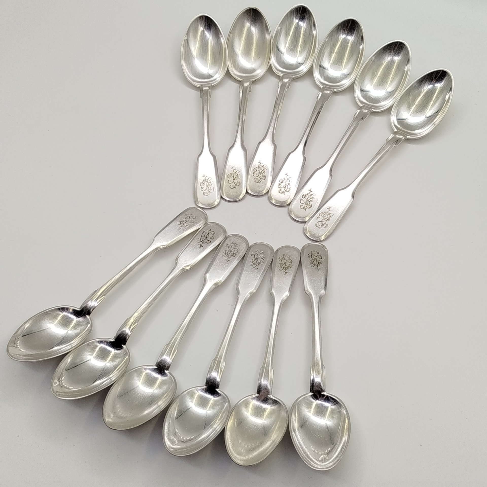 Набор из двенадцати десертных ложек с монограммами на черенках, металл, серебрение, Fraget (Фабрика серебряных и плакированных изделий Иосифа Фраже), Царство Польское, 1896-1917 гг.
