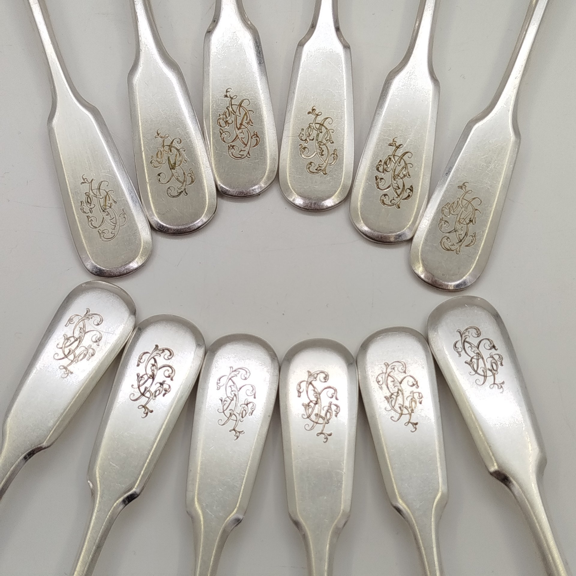 Набор из двенадцати десертных ложек с монограммами на черенках, металл, серебрение, Fraget (Фабрика серебряных и плакированных изделий Иосифа Фраже), Царство Польское, 1896-1917 гг.