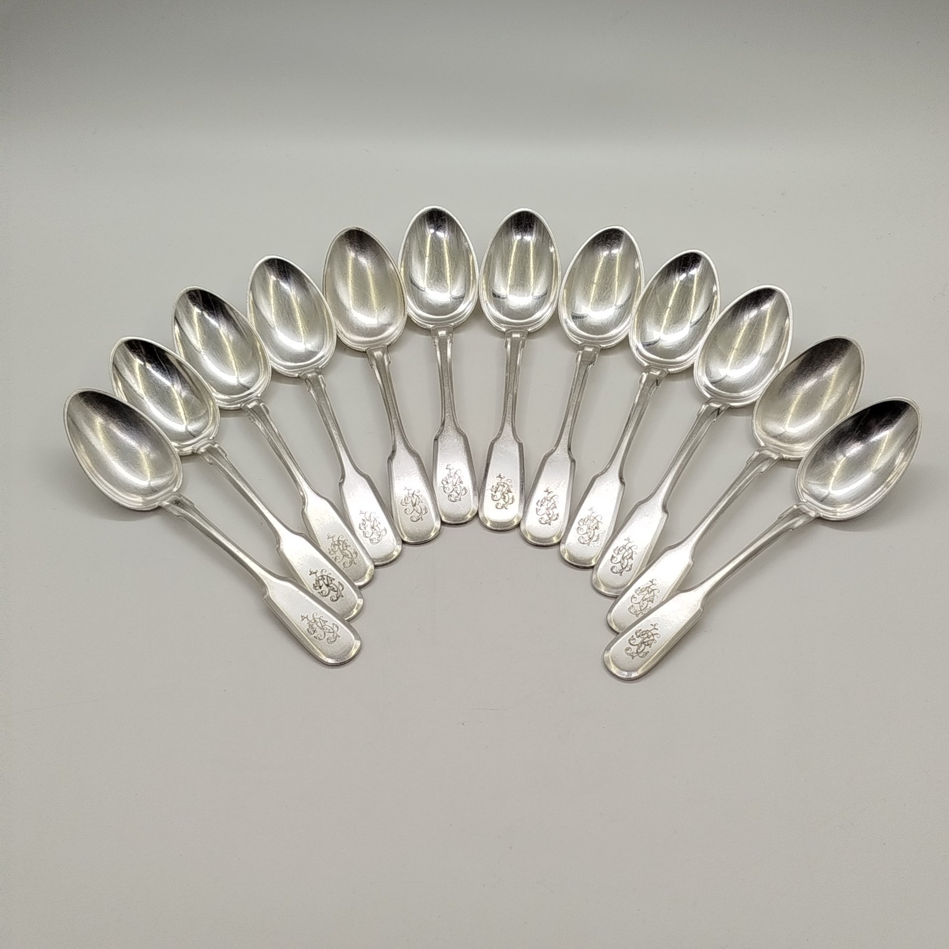 Набор из двенадцати десертных ложек с монограммами на черенках, металл, серебрение, Fraget (Фабрика серебряных и плакированных изделий Иосифа Фраже), Царство Польское, 1896-1917 гг.
