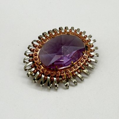 Брошь овальной формы, со вставкой лилового оттенка