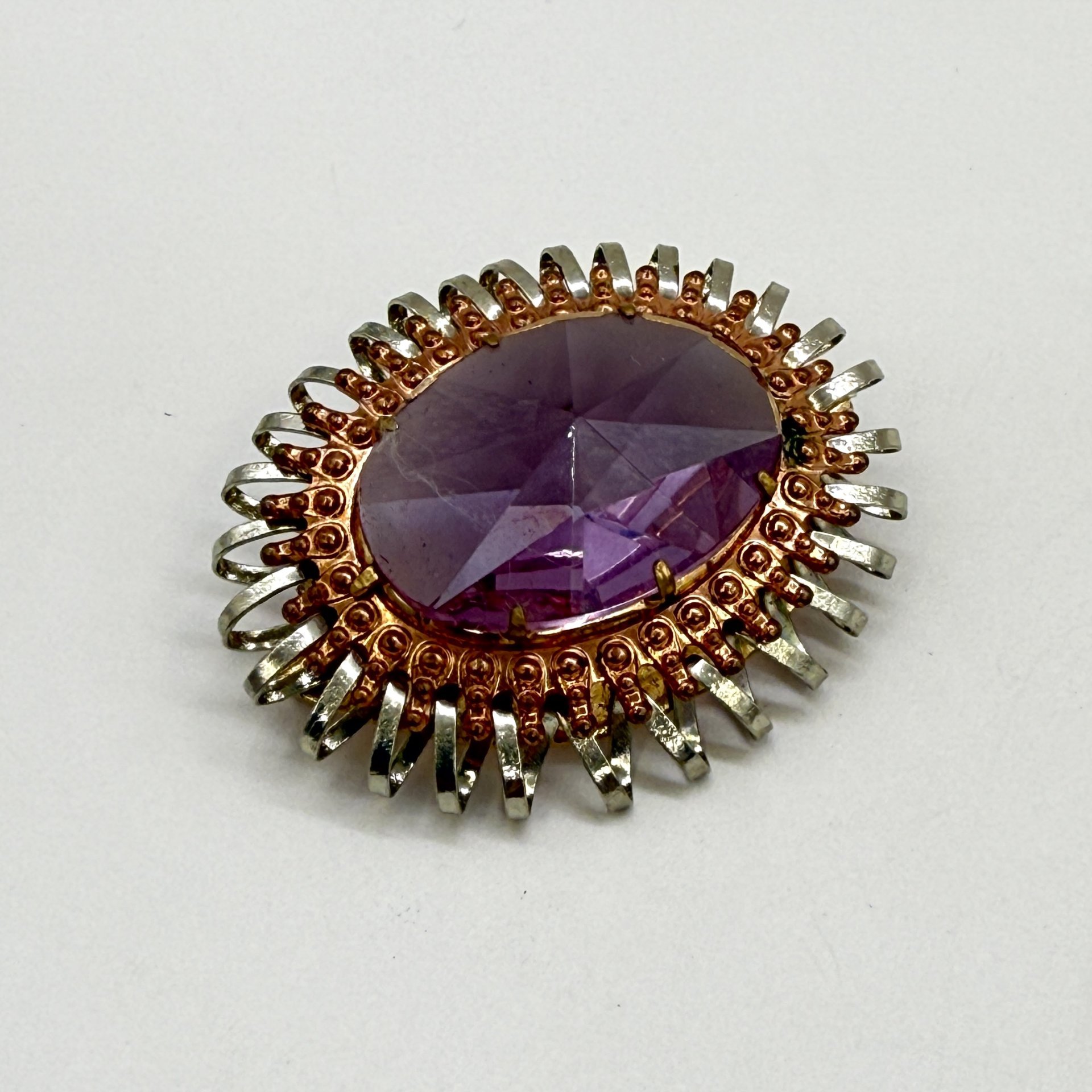 Брошь овальной формы, со вставкой лилового оттенка