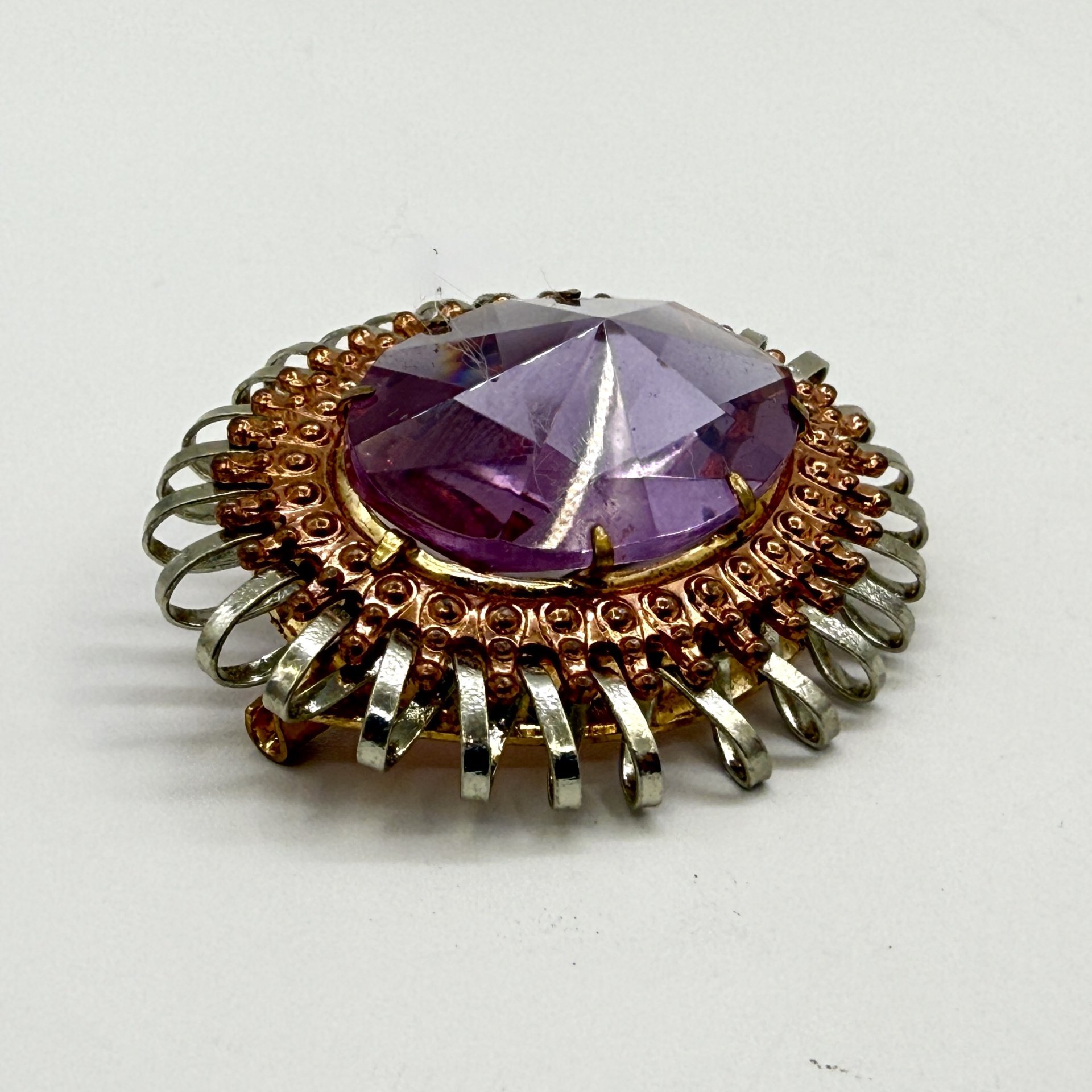 Брошь овальной формы, со вставкой лилового оттенка