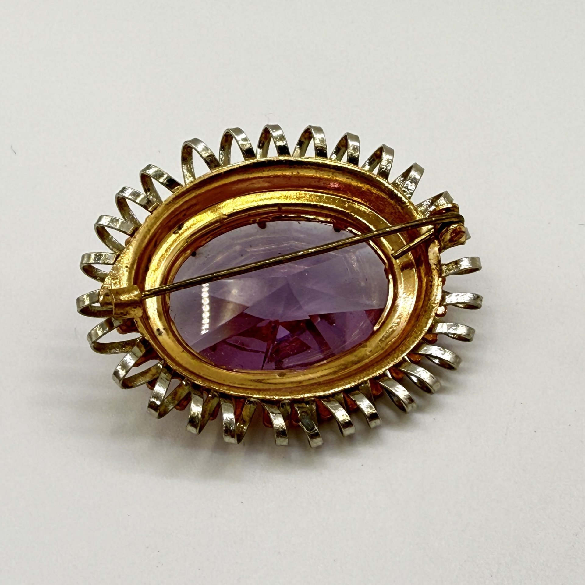 Брошь овальной формы, со вставкой лилового оттенка