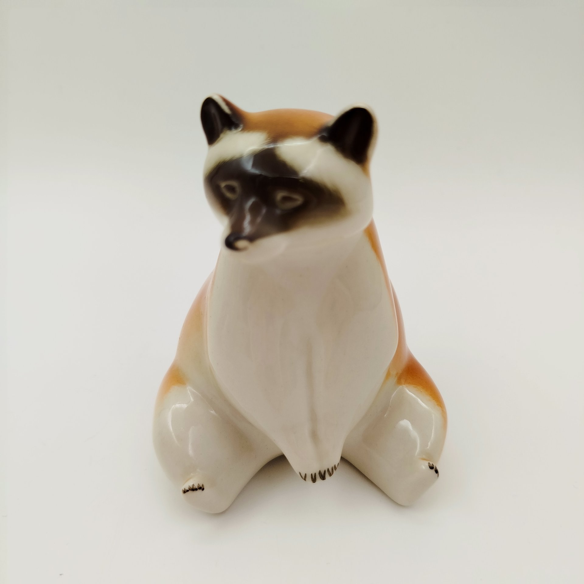 Статуэтка "Енот сидящий", скульптор П.П. Веселов, фарфор, аэрография, роспись, Ленинградский фарфоровый завод (ЛФЗ), СССР, 1970-1992 гг.