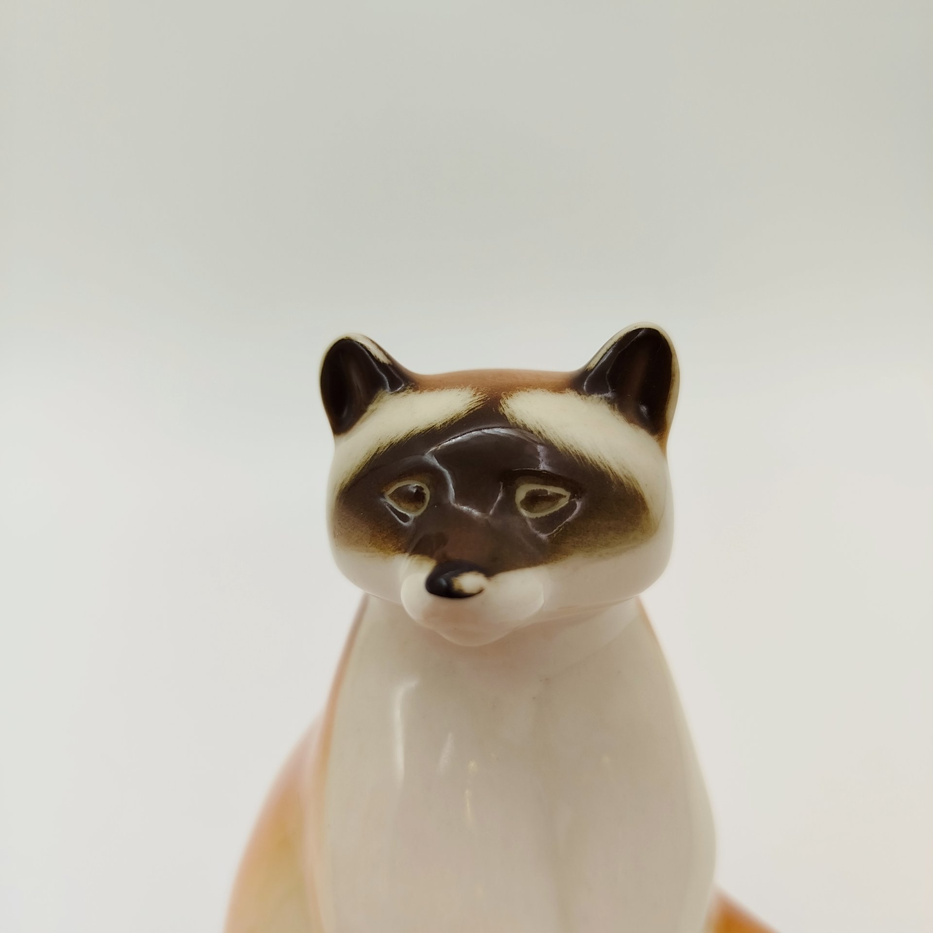 Статуэтка "Енот сидящий", скульптор П.П. Веселов, фарфор, аэрография, роспись, Ленинградский фарфоровый завод (ЛФЗ), СССР, 1970-1992 гг.