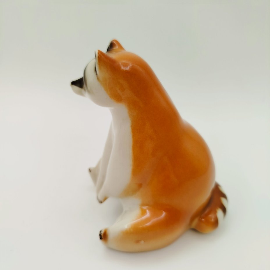 Статуэтка "Енот сидящий", скульптор П.П. Веселов, фарфор, аэрография, роспись, Ленинградский фарфоровый завод (ЛФЗ), СССР, 1970-1992 гг.