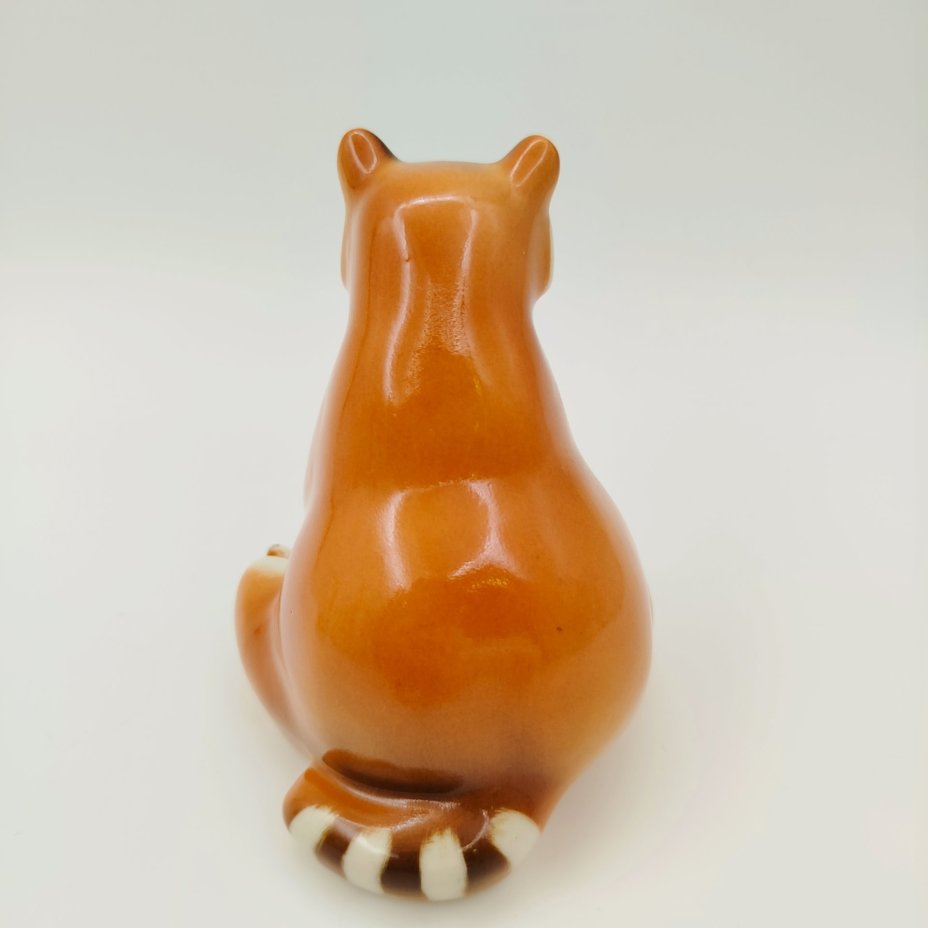 Статуэтка "Енот сидящий", скульптор П.П. Веселов, фарфор, аэрография, роспись, Ленинградский фарфоровый завод (ЛФЗ), СССР, 1970-1992 гг.