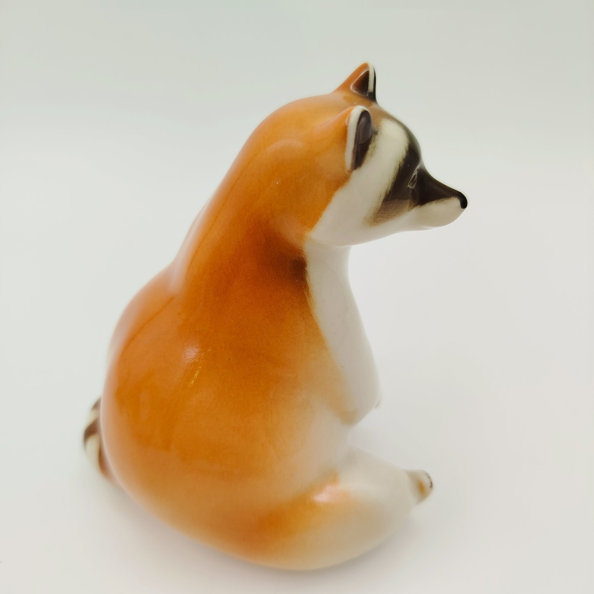 Статуэтка "Енот сидящий", скульптор П.П. Веселов, фарфор, аэрография, роспись, Ленинградский фарфоровый завод (ЛФЗ), СССР, 1970-1992 гг.