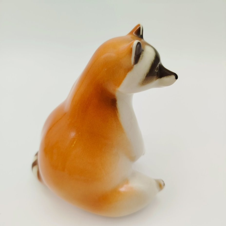 Статуэтка "Енот сидящий", скульптор П.П. Веселов, фарфор, аэрография, роспись, Ленинградский фарфоровый завод (ЛФЗ), СССР, 1970-1992 гг.