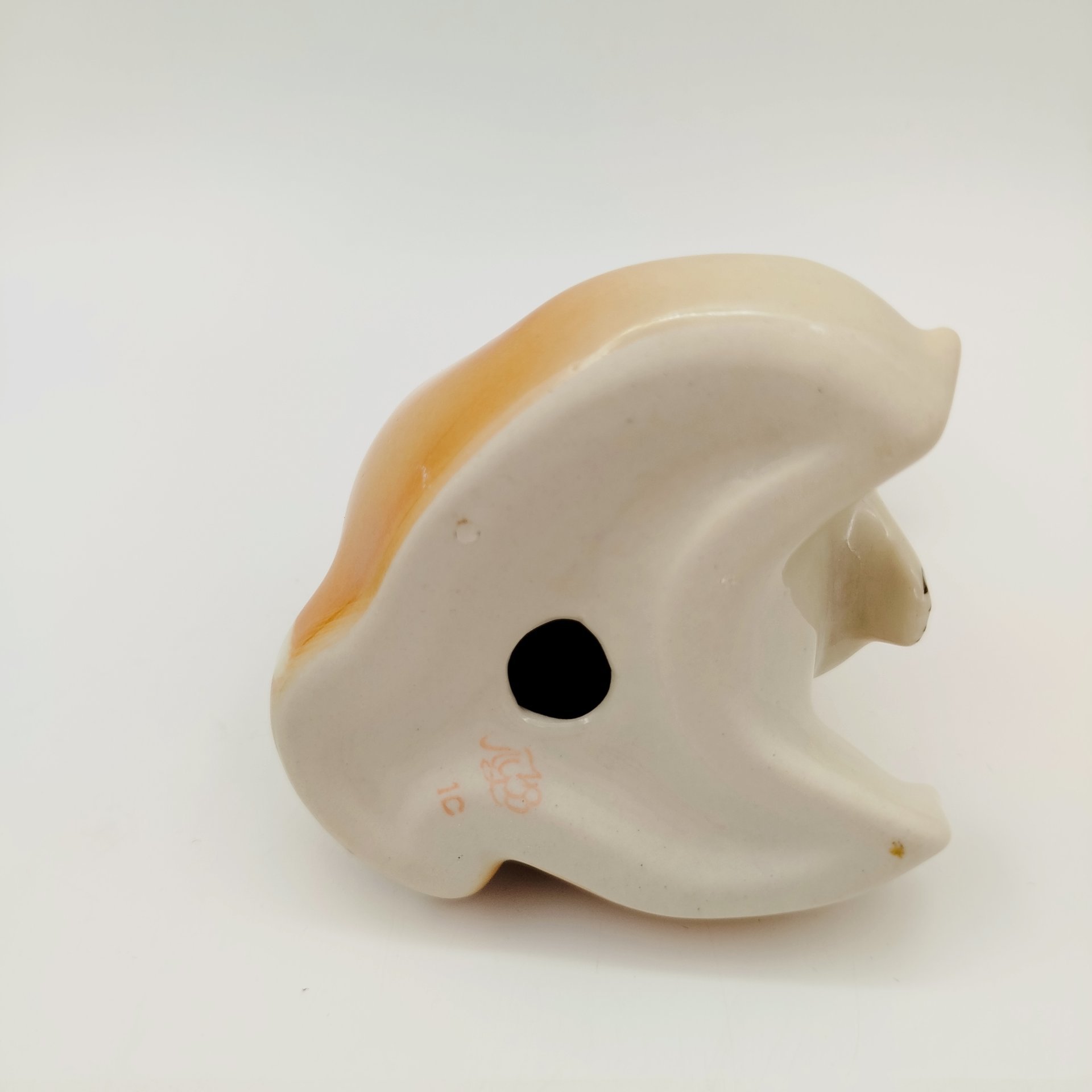 Статуэтка "Енот сидящий", скульптор П.П. Веселов, фарфор, аэрография, роспись, Ленинградский фарфоровый завод (ЛФЗ), СССР, 1970-1992 гг.