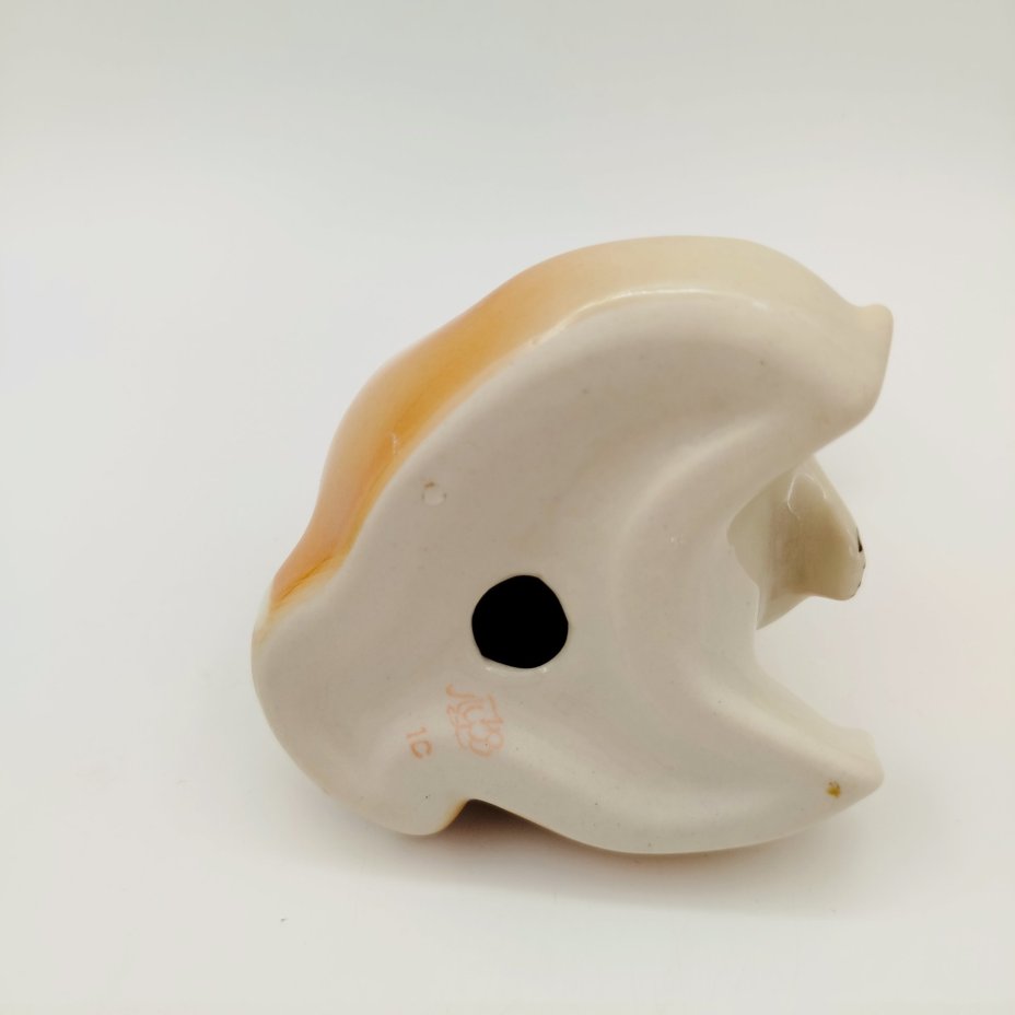 Статуэтка "Енот сидящий", скульптор П.П. Веселов, фарфор, аэрография, роспись, Ленинградский фарфоровый завод (ЛФЗ), СССР, 1970-1992 гг.